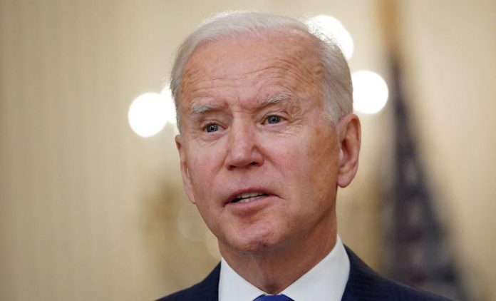 Biden celebra la aprobación del plan de rescate, una ley 