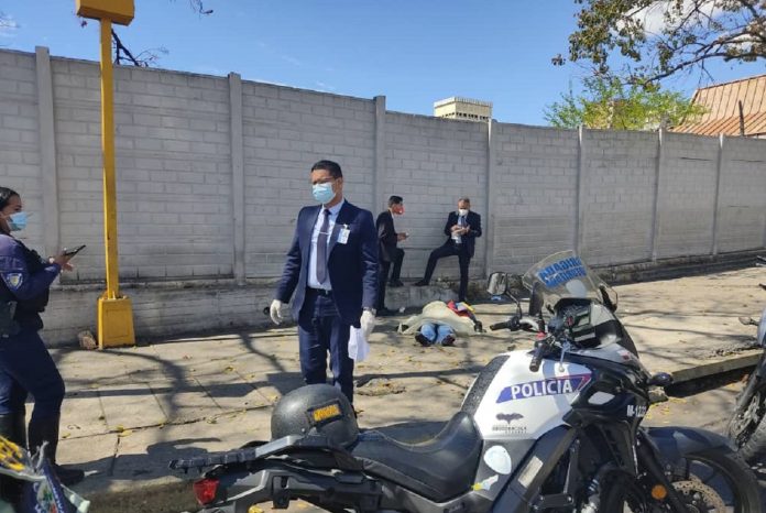 Efectivos policiales levantan cadáver de un hombre de la tercera edad en el centro de Valencia