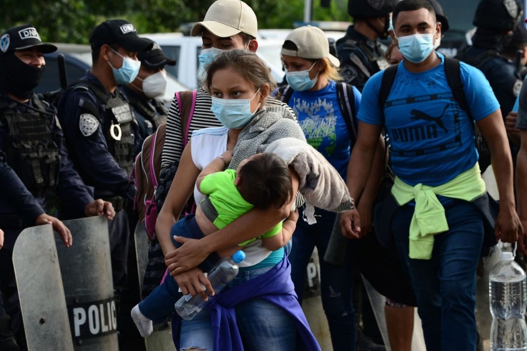 Jóvenes madres centroamericanas lo apuestan todo a una nueva vida en EE.UU.