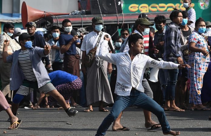 Cinco manifestantes antigolpistas muertos en Birmania, continúan las protestas