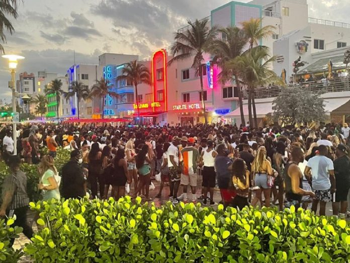Miami Beach amplía la represión contra turistas pero aumentan preocupaciones por tema racial