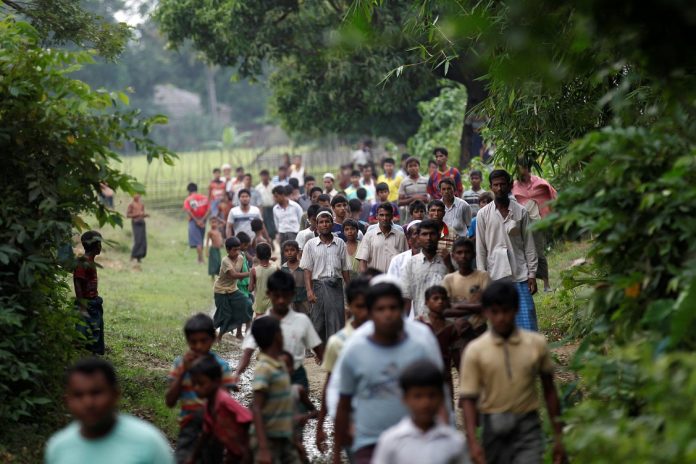 Cientos de birmanos huyen a India, donde temen un éxodo masivo de refugiados