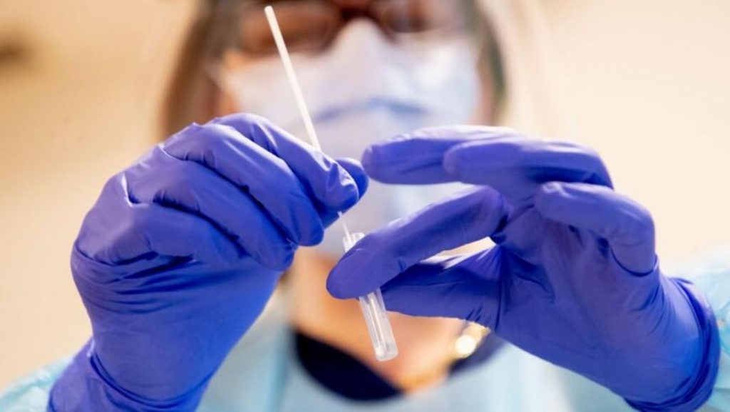 Hallan nueva variante del COVID en Francia más difícil de detectar