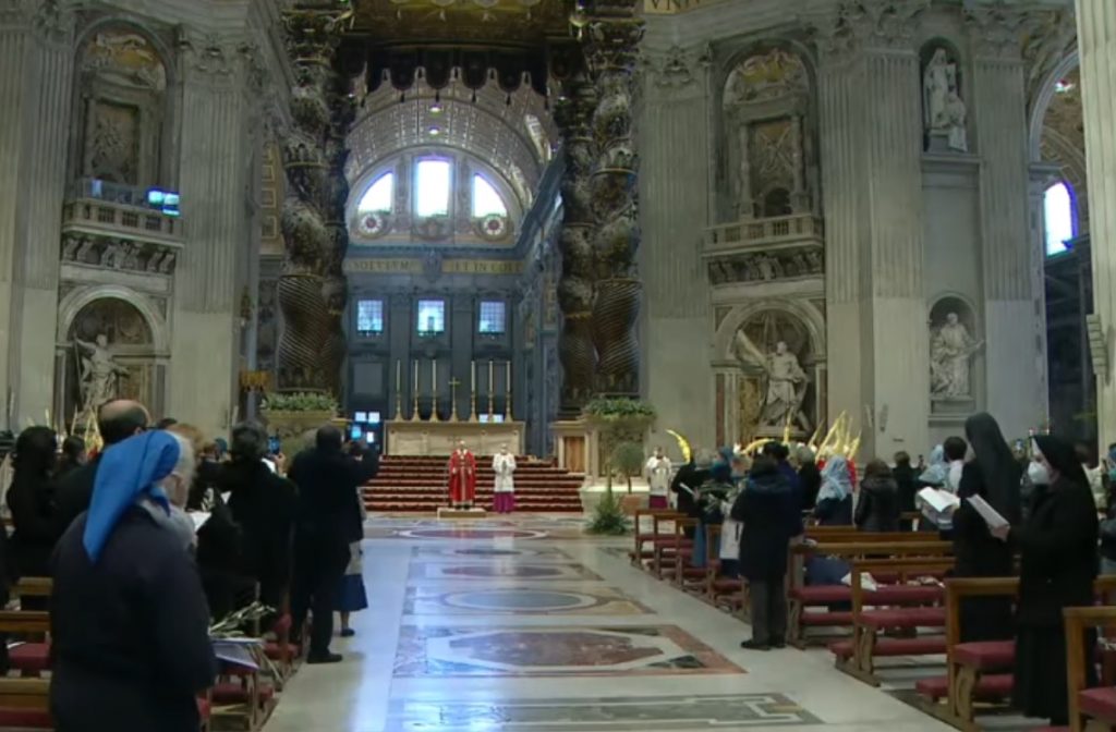 El Papa celebró la misa del Domingo de Ramos en presencia de unos pocos fieles