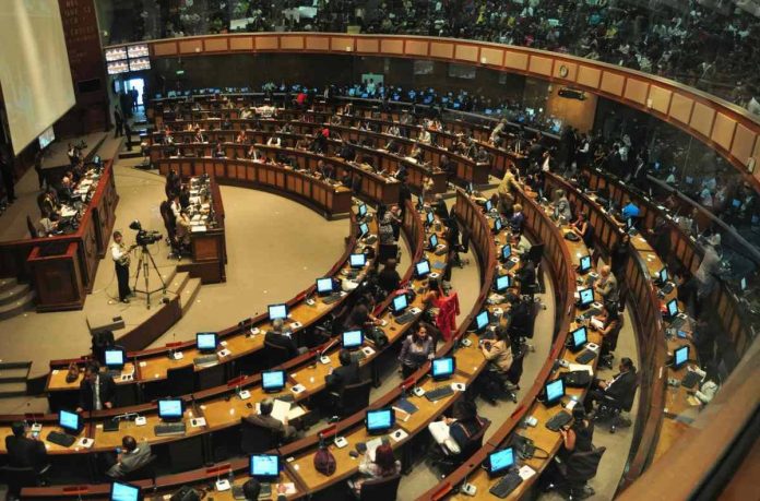 Parlamento de Ecuador rechaza ley sobre dolarización atada a acuerdo con FMI