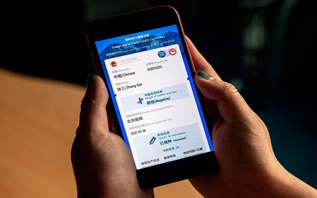 China lanza "pasaporte sanitario" y crece polémica en Europa por la vacuna rusa