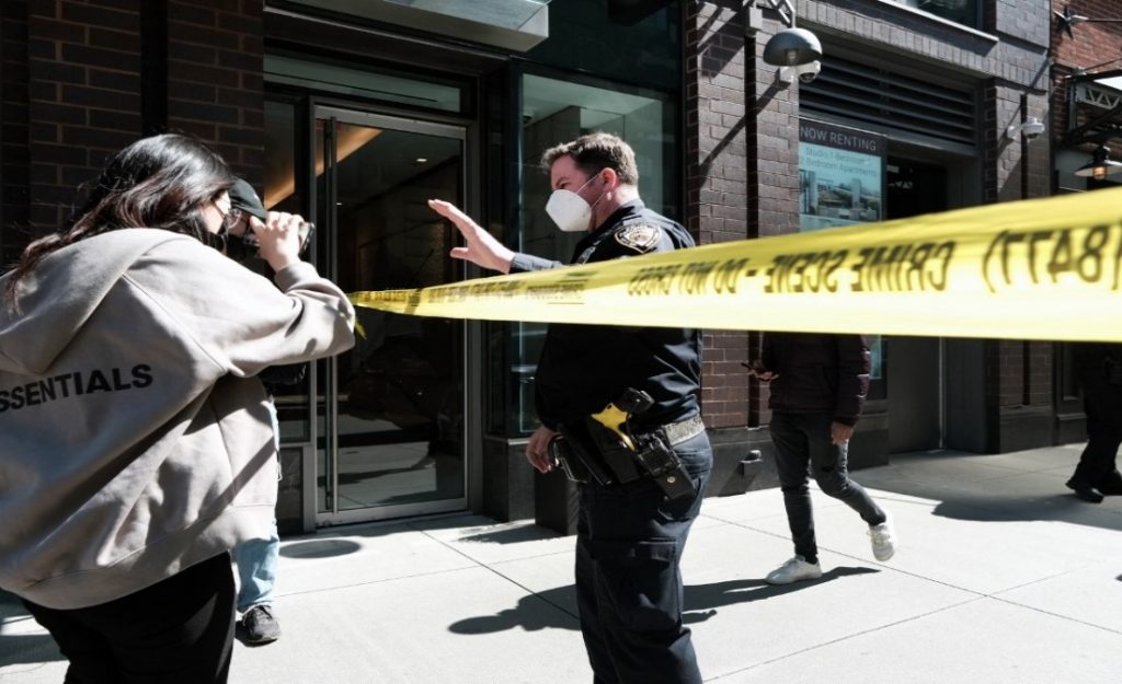 La policía detiene a sospechoso de atacar a una mujer asiática en Nueva York