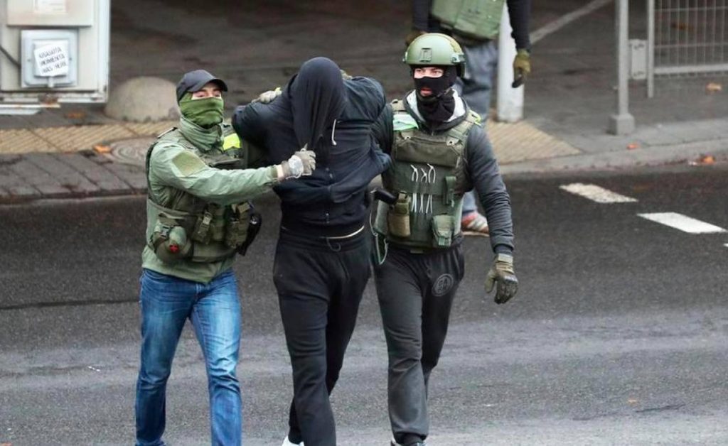 La policía bielorrusa detiene a manifestantes opositores y a periodistas