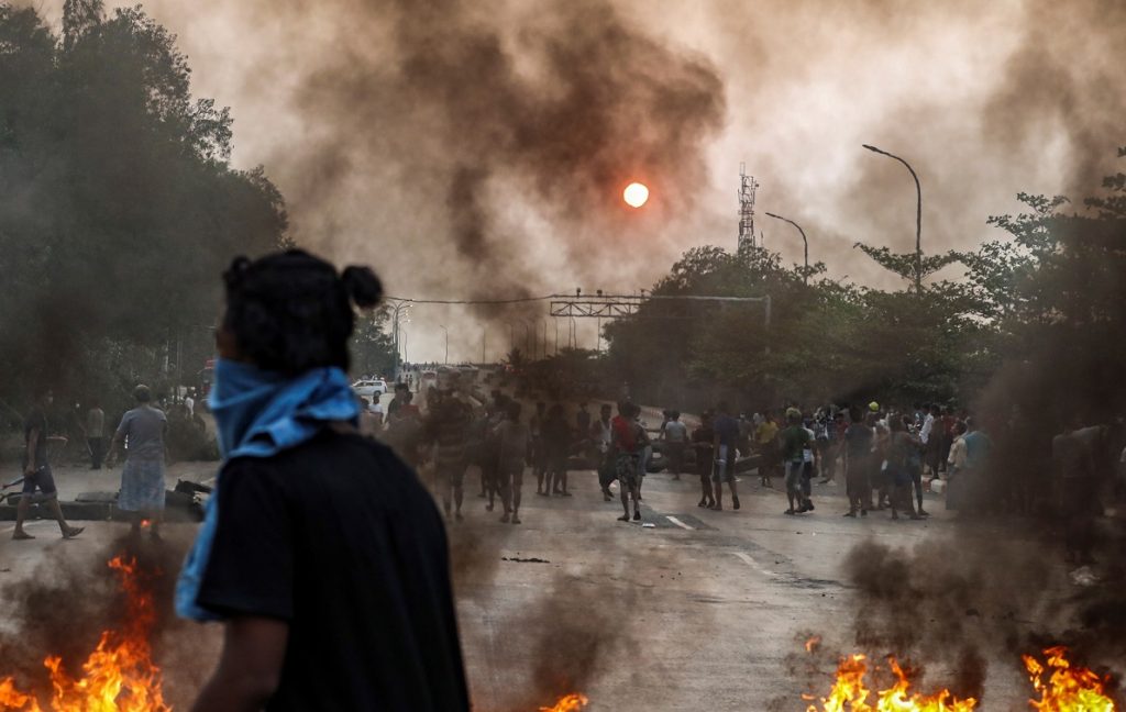 Birmania rinde homenaje a los "mártires" mientras los habitantes de Rangún huyen de la violencia