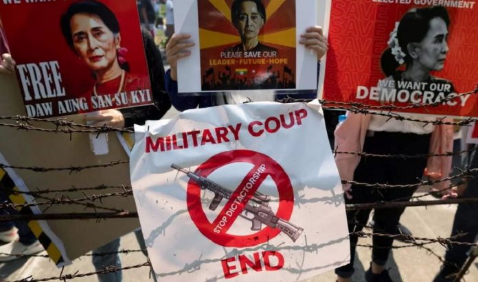 Las sanciones y las deserciones diplomáticas aislan más a la junta birmana