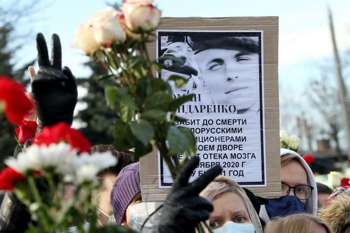 Condenan a médico y a periodista por revelar causa de muerte de joven bielorruso
