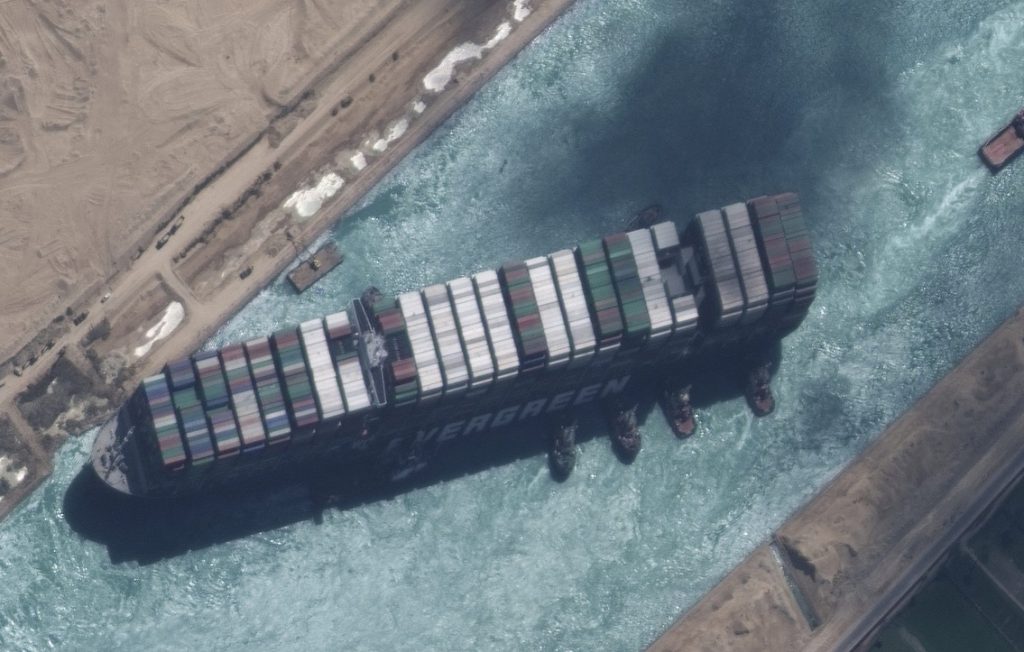 La logística del comercio mundial, en jaque por un virus y un barco encallado