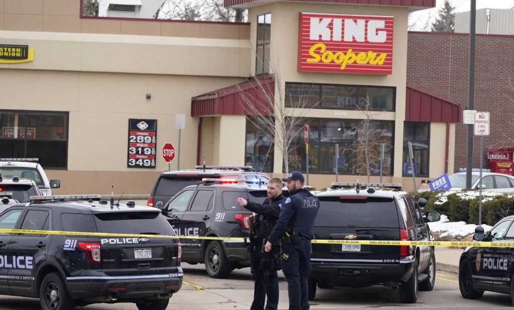 Imputado un hombre de 21 años por muerte de 10 personas en tiroteo de Colorado