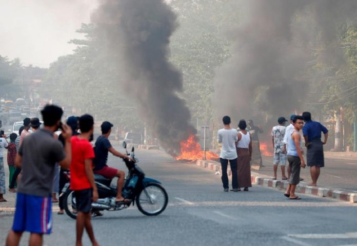 El éxodo de extranjeros se acelera en Birmania tras recrudecerse la violencia