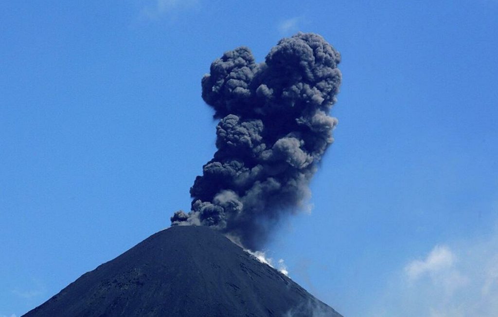Cerrado aeropuerto de Guatemala por cenizas del volcán Pacaya