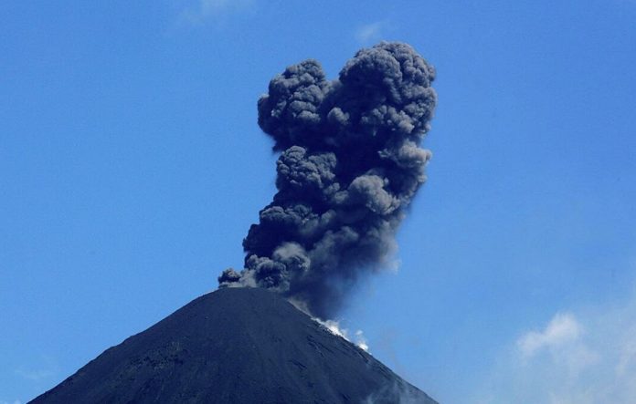 Cerrado aeropuerto de Guatemala por cenizas del volcán Pacaya