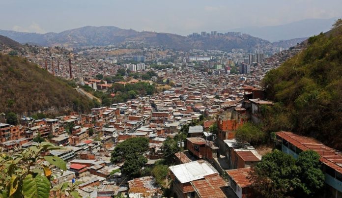 Bandas criminales se enfrentan a tiros en la parroquia La Vega de Caracas