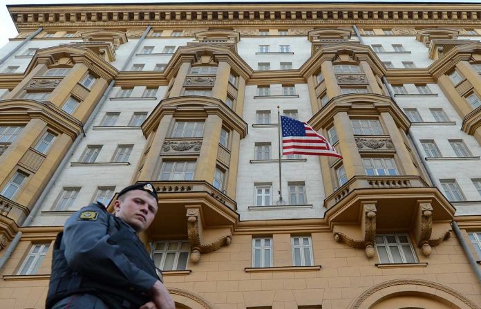 La embajada de EE.UU. en Moscú reduce su personal consular en un 75%