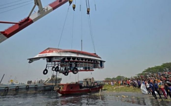 Suben a 34 los muertos tras hundirse un barco el domingo en Bangladesh