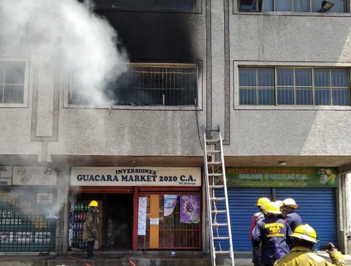 Bomberos combaten incendio de estructura en la calle Bolívar de Guacara