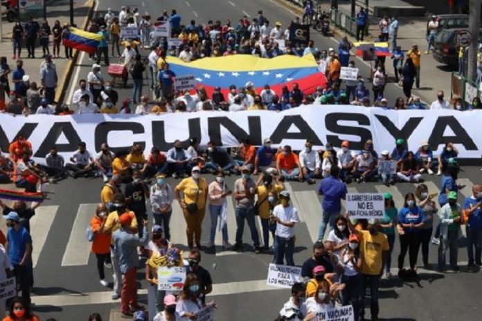 Guaidó acompañó a venezolanos que solicitaron acceso y equidad en la vacunación
