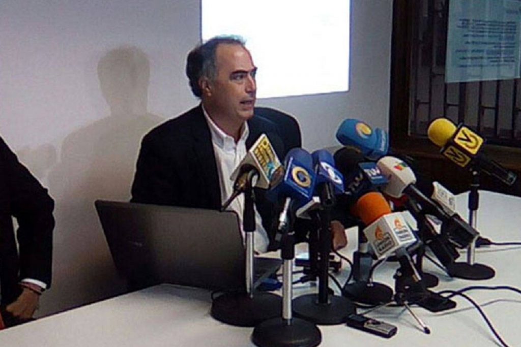 Rector Roberto Picón ve inviable modo de recoger firmas para revocatorio a Maduro