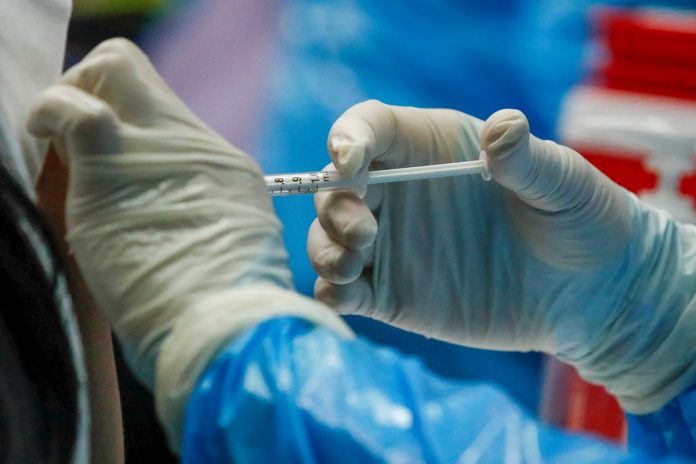 La falta de insumos vuelve a amenazar continuidad de la vacunación en Brasil