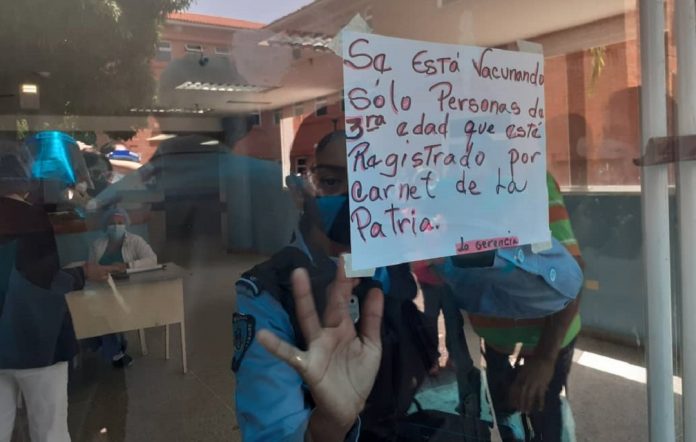 Funcionarias de la Policía de Carabobo dijeron a los médicos que las vacunas eran solo para personas de la tercera edad con Carné de la Patria