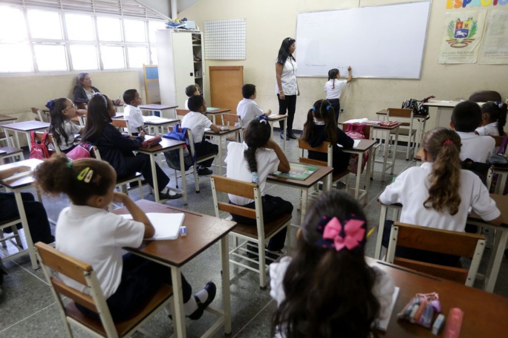 Maduro prevé la vuelta a las clases presenciales en octubre
