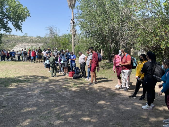 Unos 47 migrantes venezolanos cruzaron de México a EE.UU. a través del río Grande