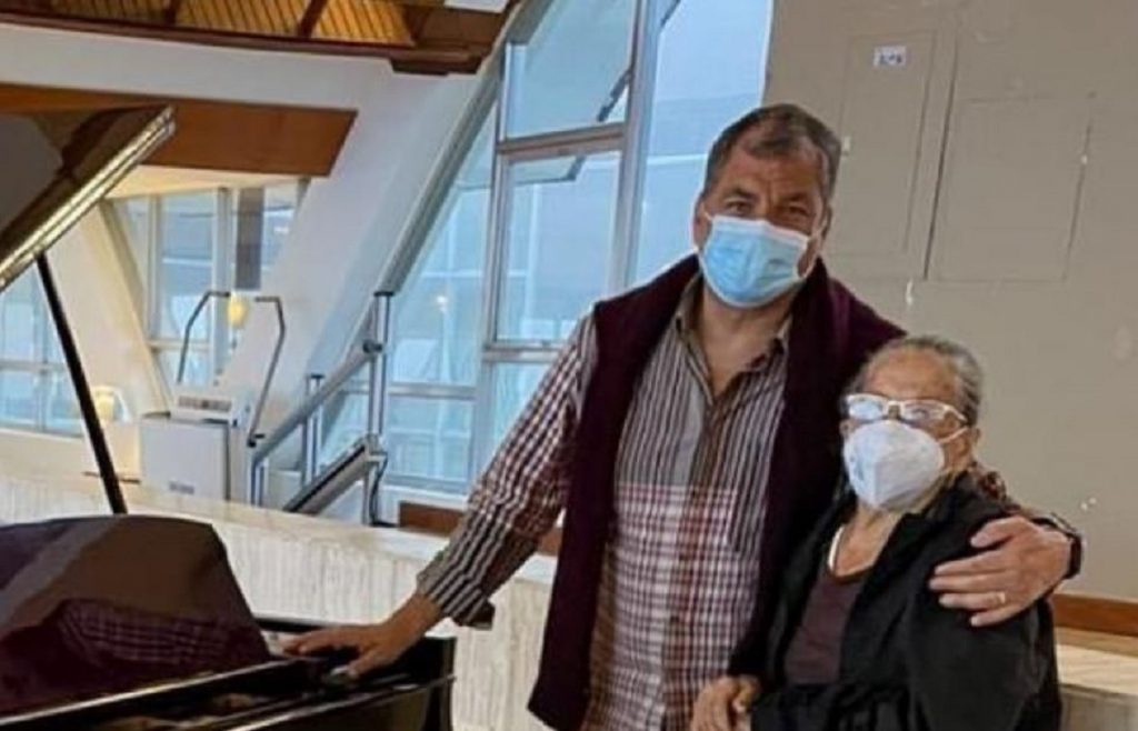 La hermana de Rafael Correa justifica su presencia en Venezuela con su madre