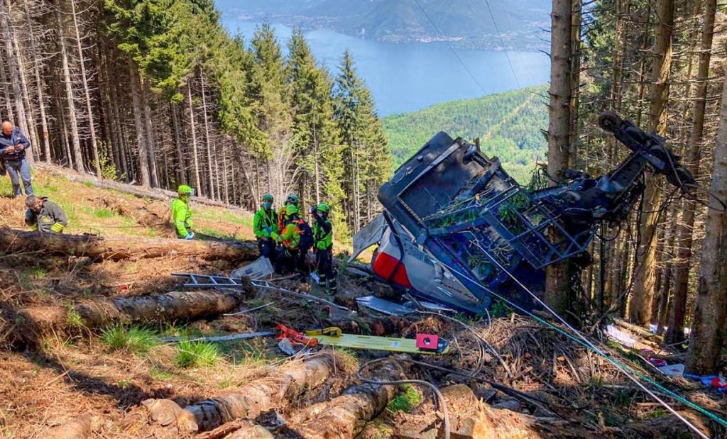 Tragedia con 14 muertos al caer una cabina de teleférico conmociona a Italia