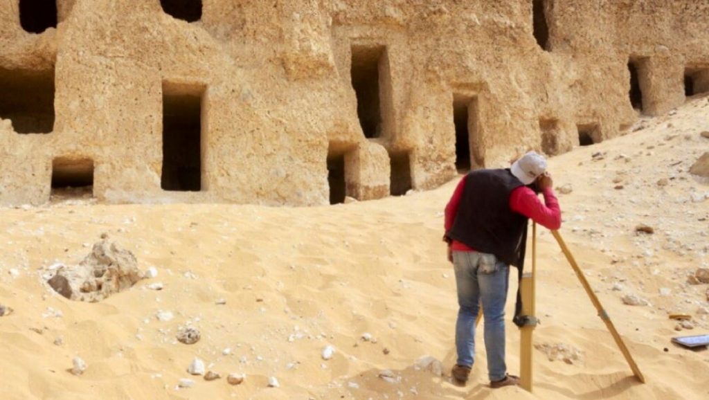 Descubiertas unas 250 tumbas rupestres de nobles en el sur de Egipto