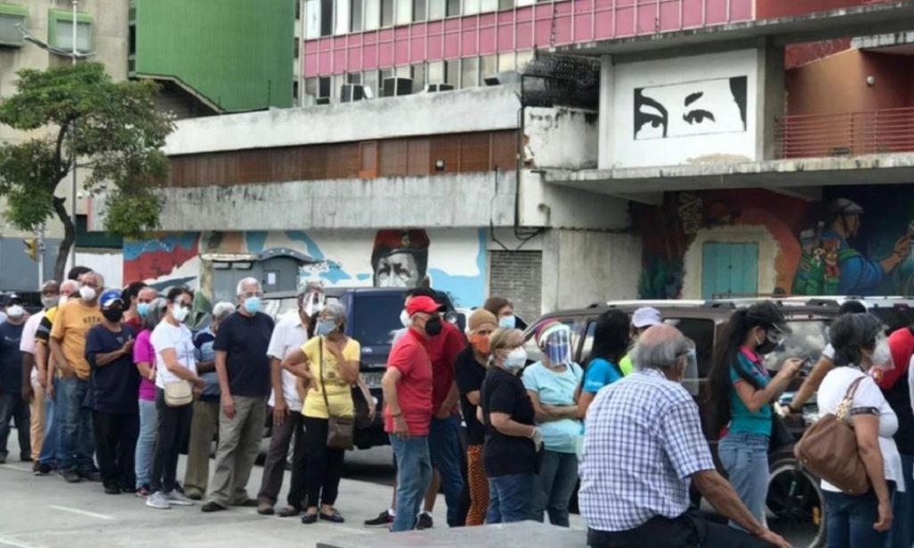 VOA: Desorganizada y confusa perciben los ciudadanos la vacunación anunciada por el chavismo