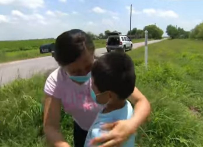 Madre y niño abandonado en la frontera se reúnen en Texas dos meses después