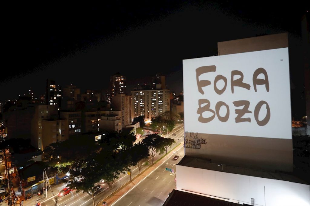 Bolsonaro reivindica la economía frente a la pandemia entre fuertes cacerolazos