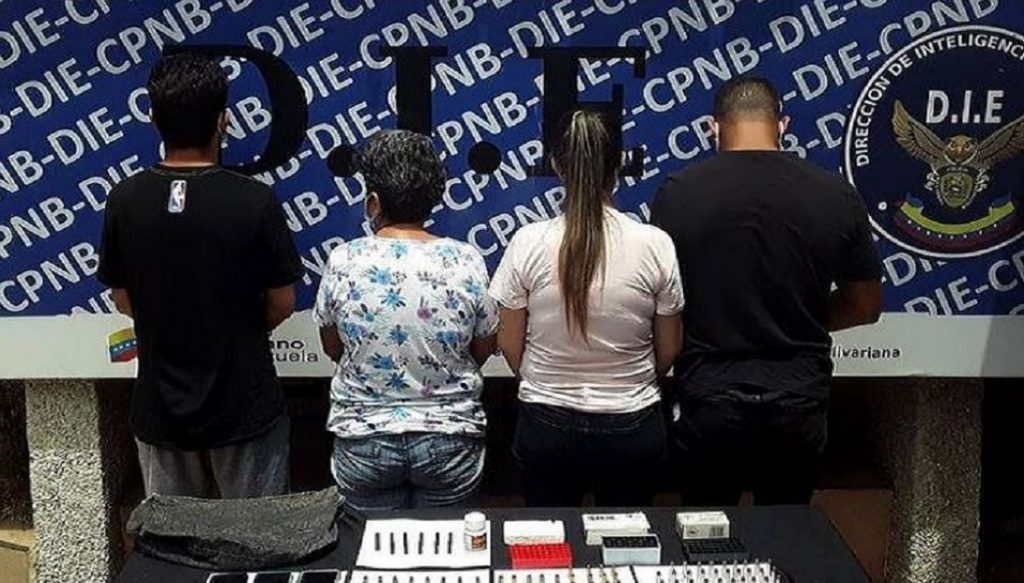 Arrestadas cuatro personas por posesión ilícita de municiones