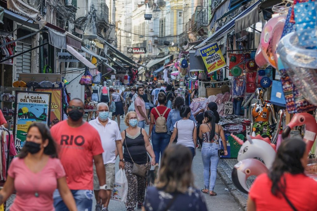 Brasil supera los 21,5 millones de casos de COVID-19