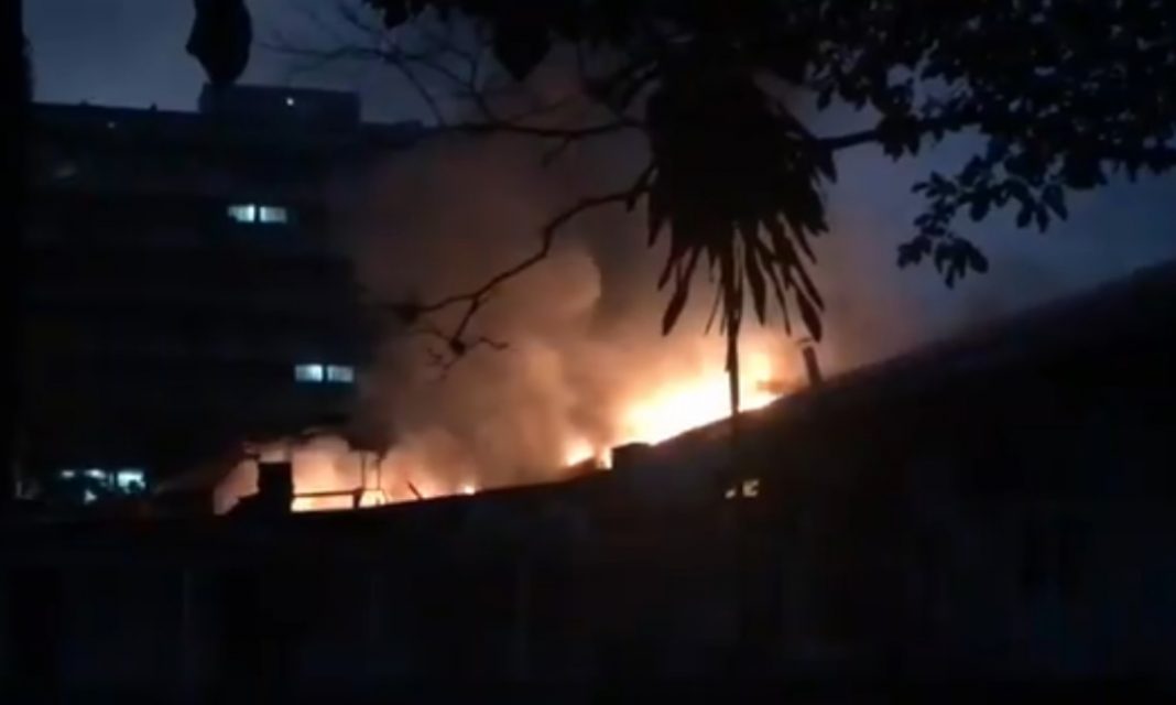 Incendio consume sede de la escuela de Estudios Políticos de la UCV