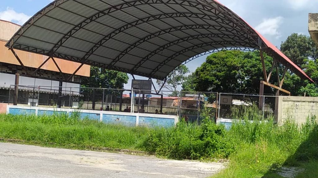 Complejo deportivo de La Isabelica en pleno abandono