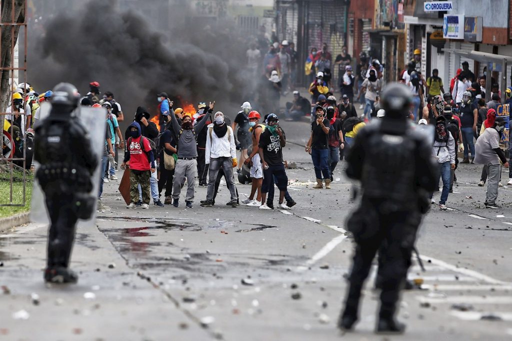 Al menos 22 detenidos y 21 policías heridos en protestas en Colombia