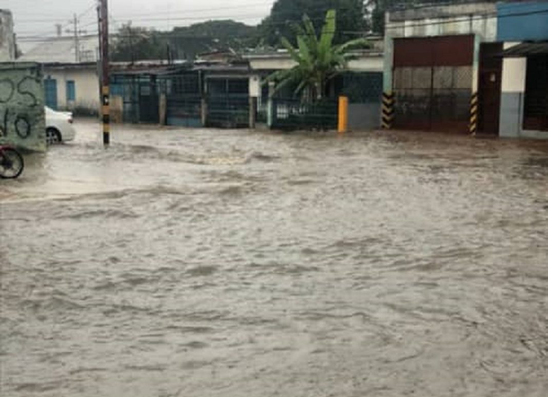 Copiosas lluvias de este lunes anegaron diversos sectores de Naguanagua