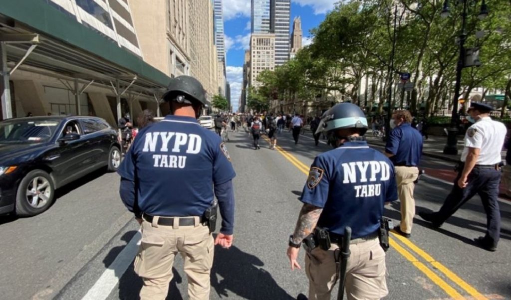 Un policía de Nueva York resultó acusado de asalto por atacar a arrestados