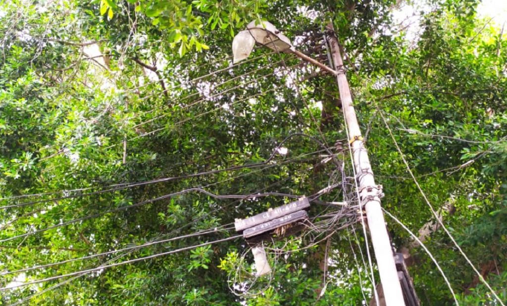 Tendido eléctrico en sector 13 de La Isabelica a punto de ceder