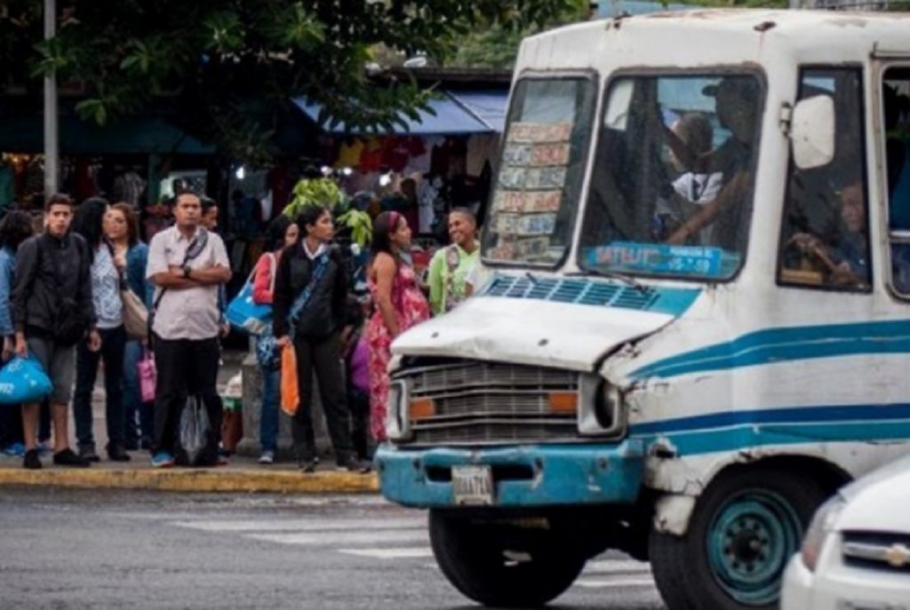 Transportistas piden aumentar pasaje urbano a Bs. 1 millón 500 mil en todo el país