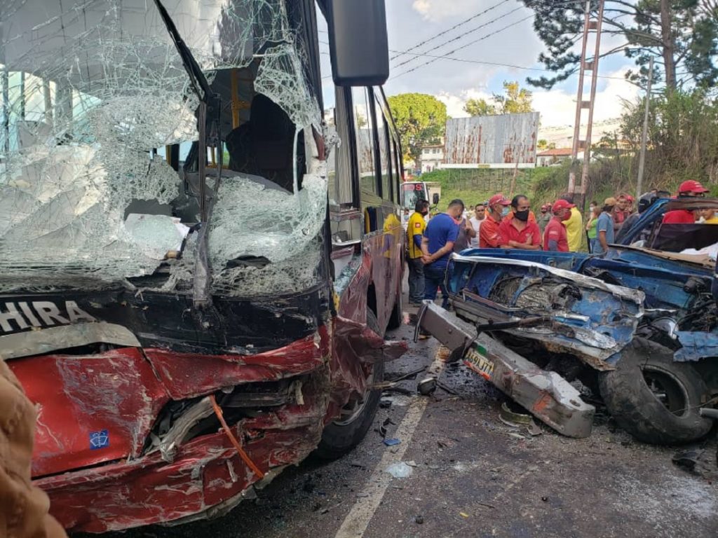 Seis muertos y tres lesionados dejó accidente vial en el estado Táchira