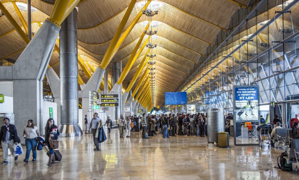 Ya suman mil 500 varados en Barajas por cancelación de vuelos Caracas-Madrid