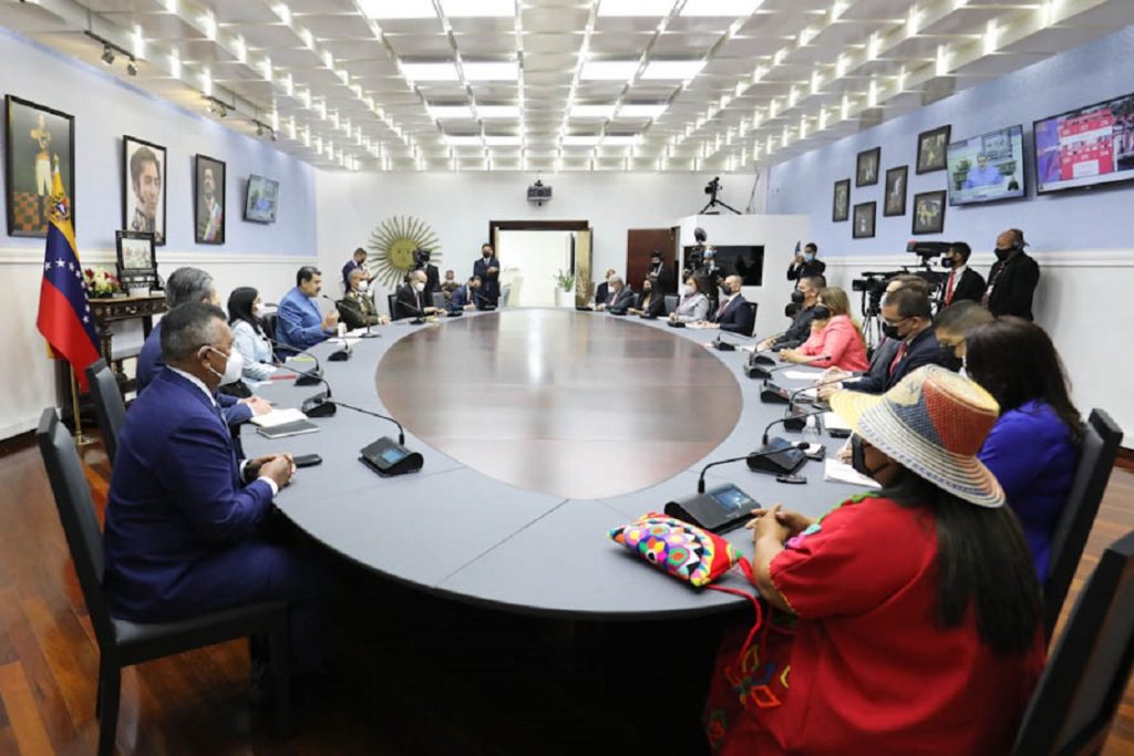 Maduro juramentó a sus siete nuevos ministros, incluido el nuevo canciller