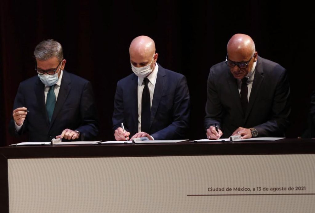 Maduro saludó la firma de un memorándum con la oposición para empezar diálogo