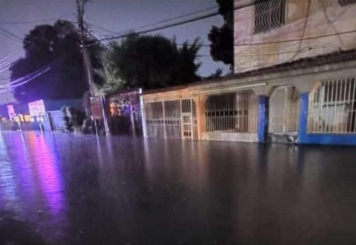 Sectores de Puerto Cabello anegados por fuertes precipitaciones registradas este lunes